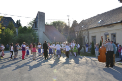 2012-04-30. Májufa állítás, néptánc